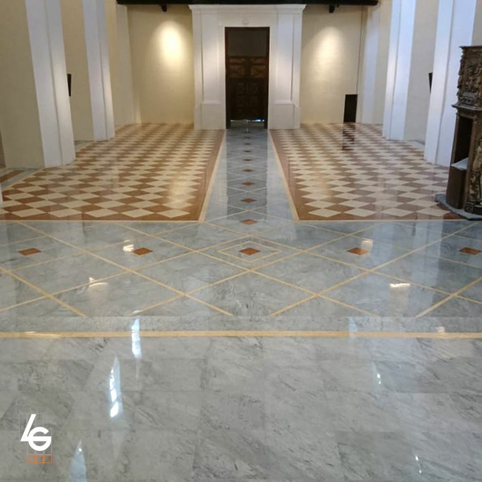 Disegno geometrico del pavimento in Bianco di Carrara, Rosso Verona e Giallo Egiziano