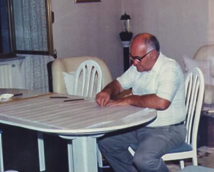 Giuseppe Lupinacci al tavolo da disegno, fondatore del laboratorio di famiglia